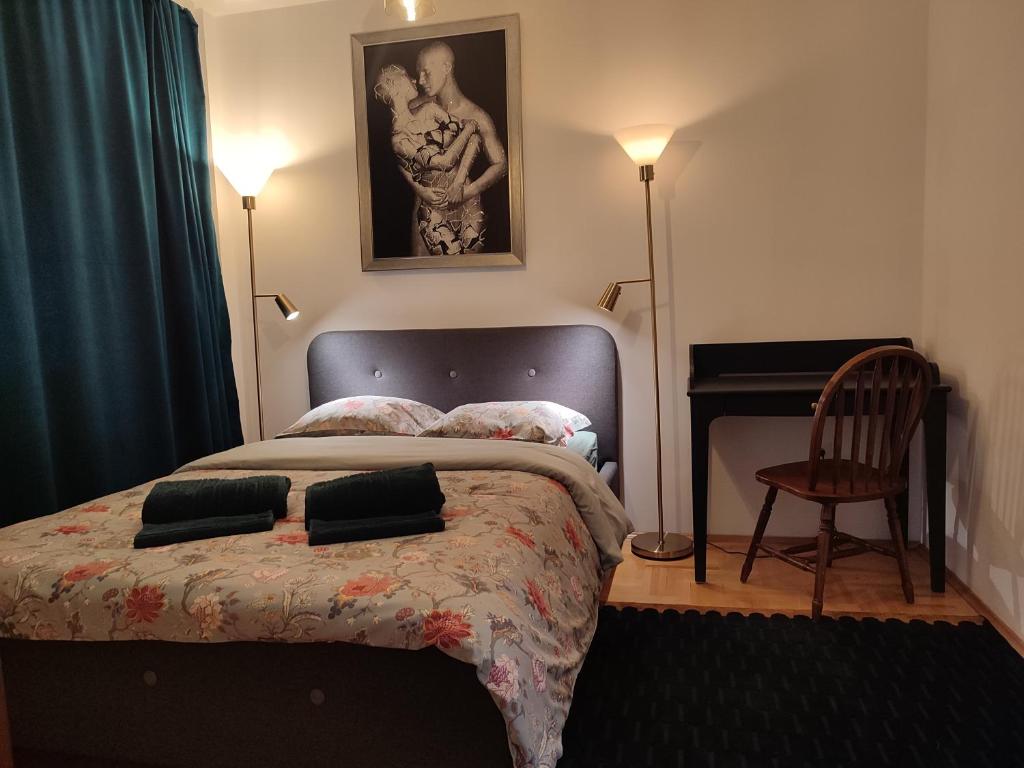 - une chambre avec un lit et 2 oreillers dans l'établissement Historic Center Residence 2, à Bucarest