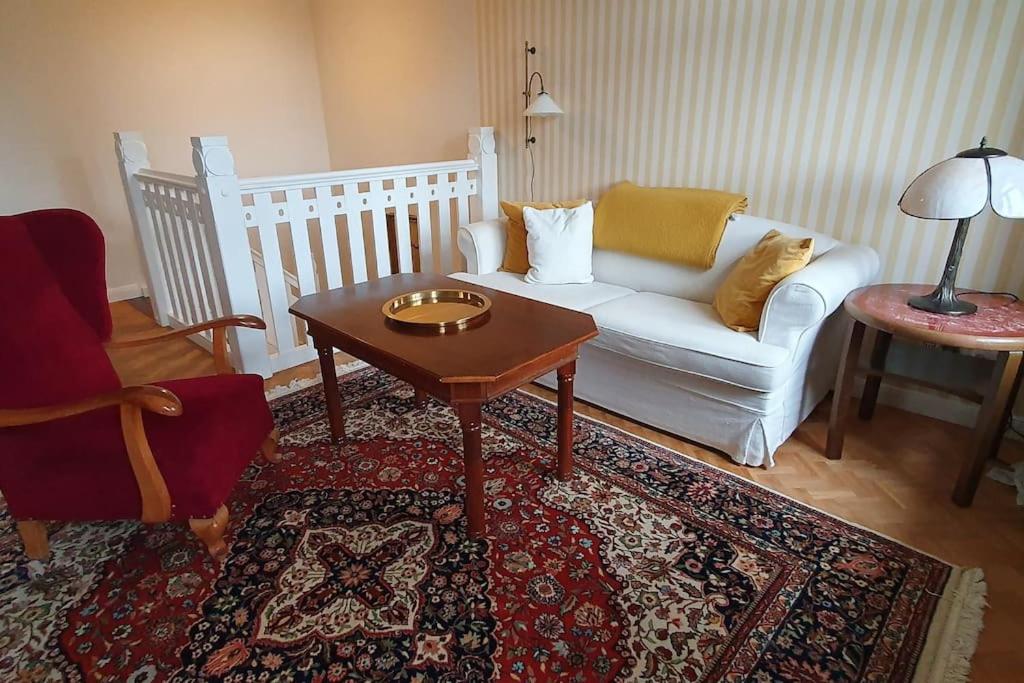 salon z białą kanapą i stołem w obiekcie Maisonettewohnung in Elbnähe w Dreźnie