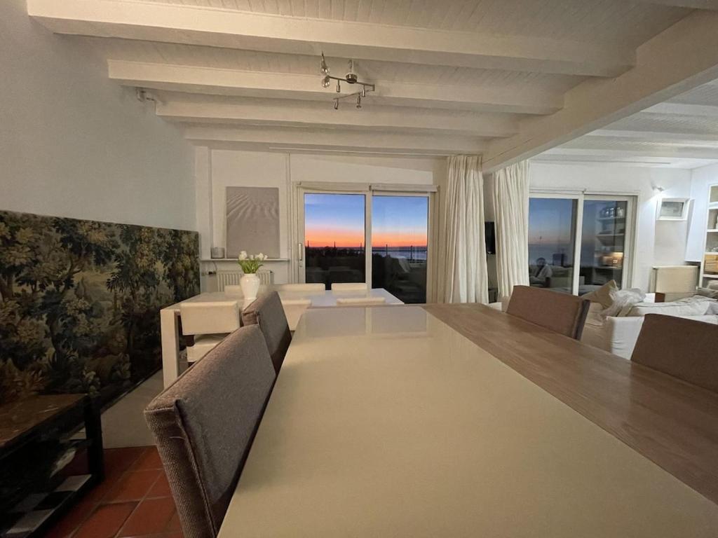 Część wypoczynkowa w obiekcie Villa face mer aux magnifiques couchers de soleil 5 mn de Nausicaa