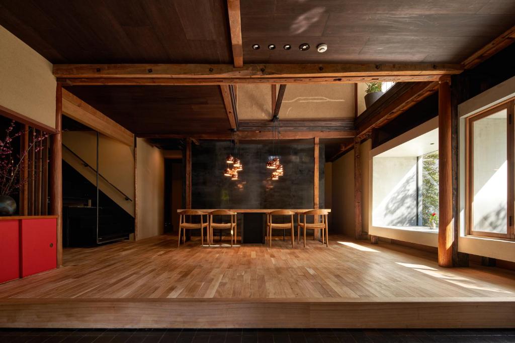 uma sala de jantar com mesa e cadeiras em 城崎温泉 旅館 つばき乃 - Kinosaki Onsen Ryokan Tsubakino em Toyooka