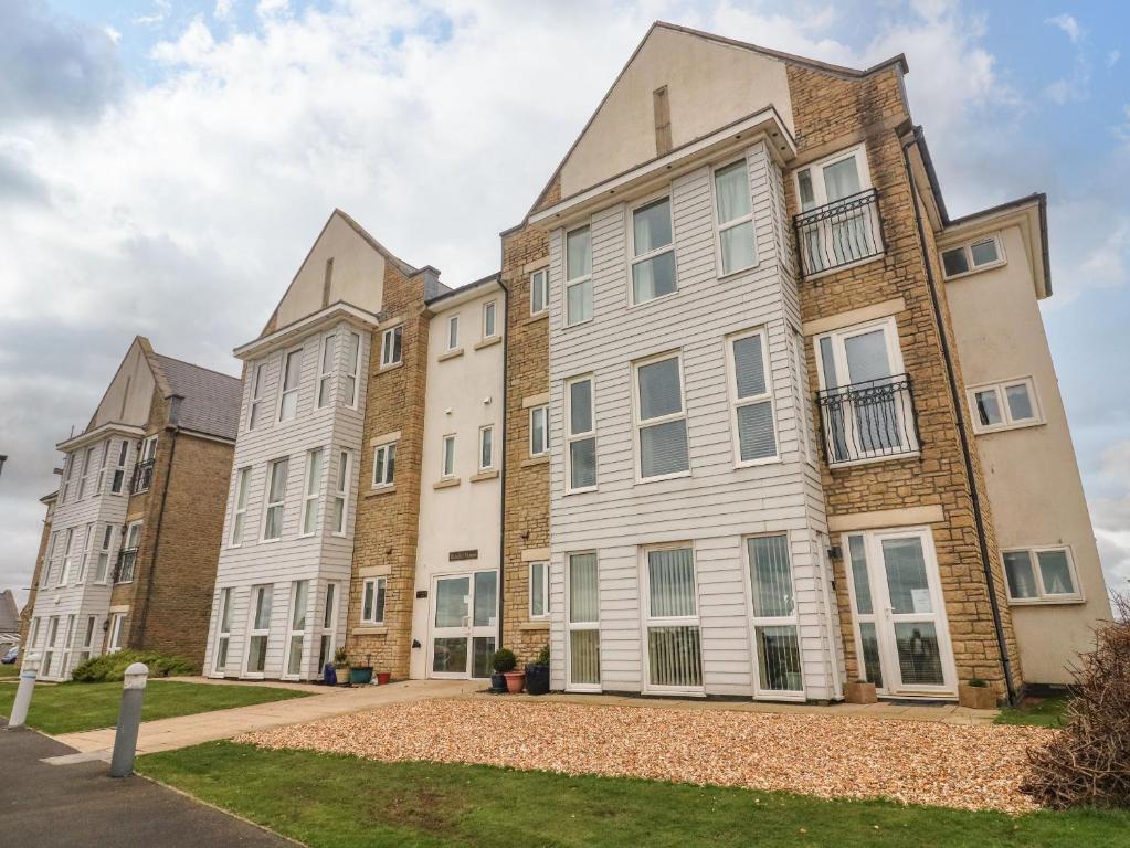 een appartementencomplex met drie gebouwen bij Apartment 1 in Morecambe