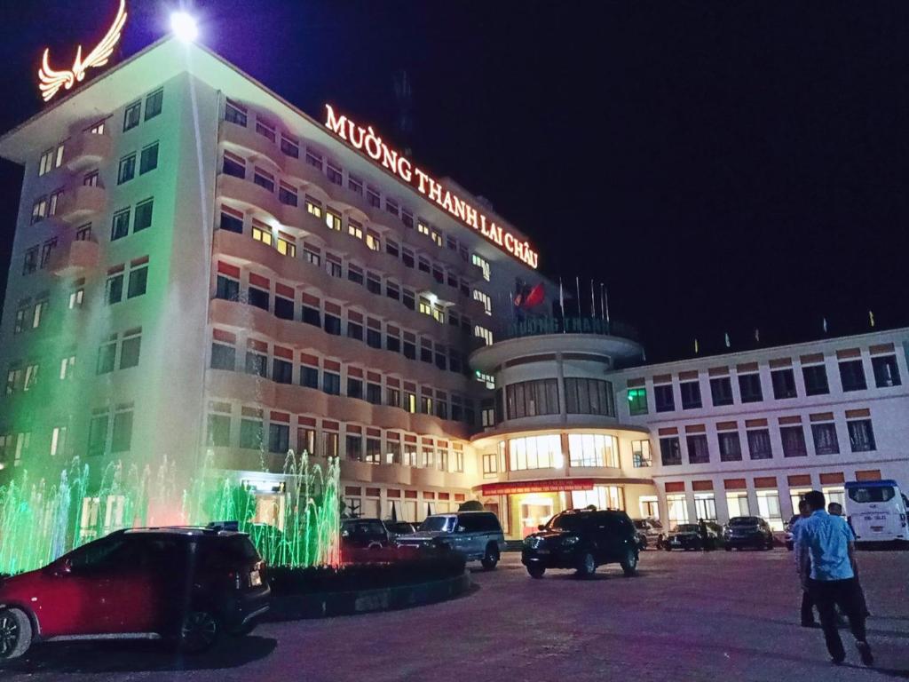 un edificio con una fontana di fronte di Muong Thanh Lai Chau Hotel a Pan Linh