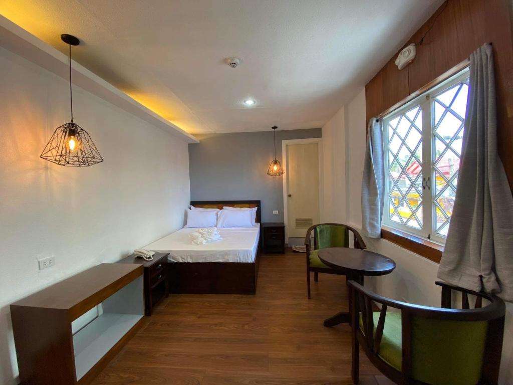 Postel nebo postele na pokoji v ubytování Dumaguete Seafront Hotel