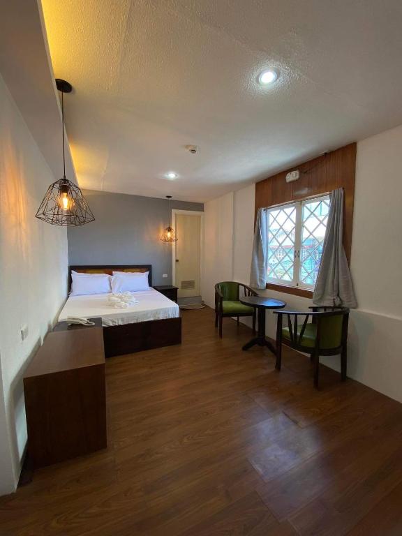 Postel nebo postele na pokoji v ubytování Dumaguete Seafront Hotel