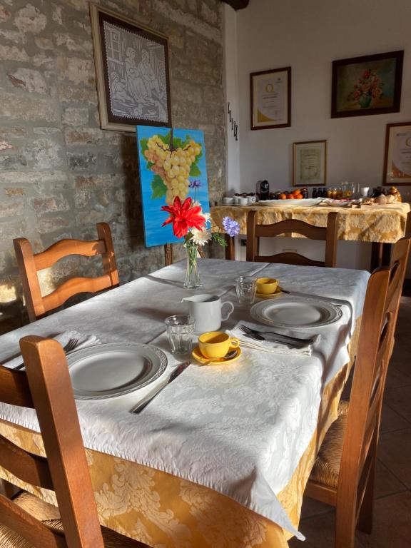 una mesa de comedor con un mantel blanco. en Pian Del Duca, en Vesime