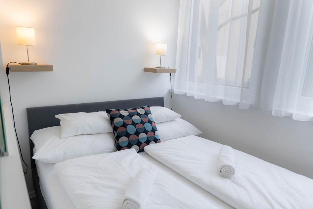 Postel nebo postele na pokoji v ubytování Roomstore Studio Apartments