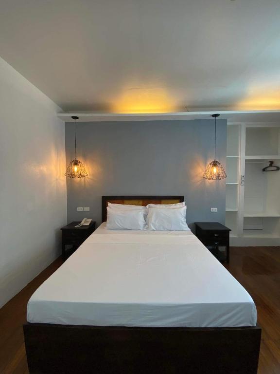 Postel nebo postele na pokoji v ubytování Dumaguete Seafront Hotel