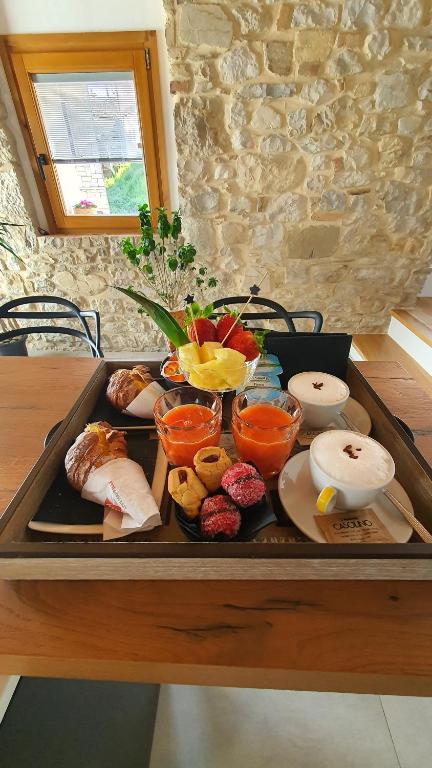 ein Tablett mit Essen auf einem Tisch in der Unterkunft B&B Il Fabbro Chambre in Castelmauro