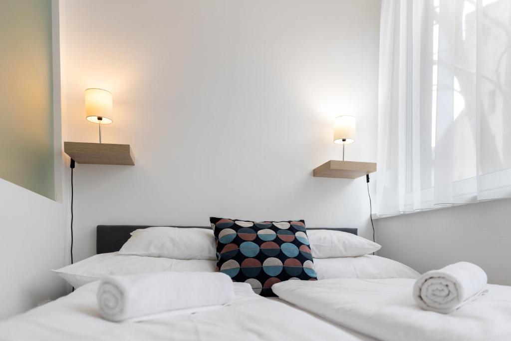 Postel nebo postele na pokoji v ubytování Roomstore Studio Apartments