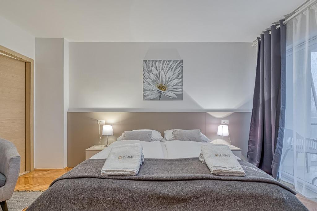 Postel nebo postele na pokoji v ubytování Villa Ladavac B&B