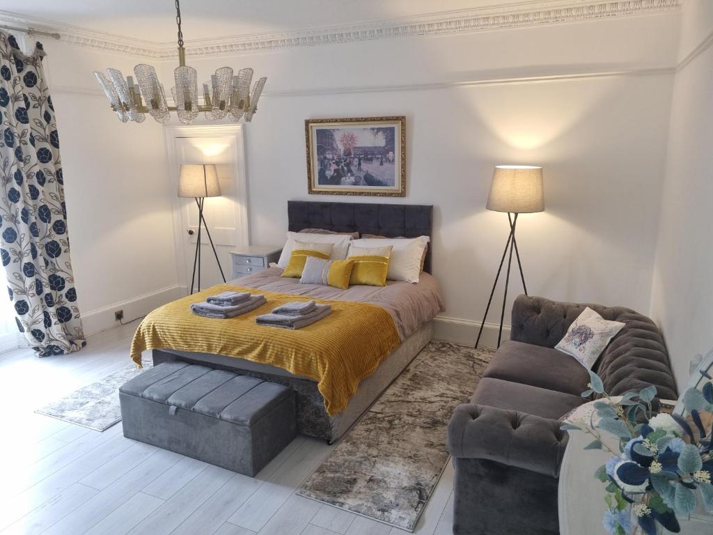 Кровать или кровати в номере Cameron House - spacious B listed building, near Falkland, Central East Scotland