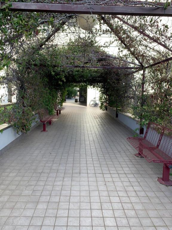 A garden outside Vista Mare Apartment