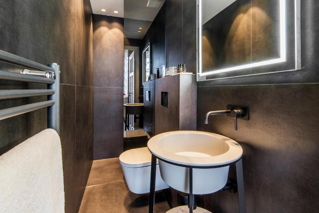 Postel nebo postele na pokoji v ubytování Amstel Corner Hotel