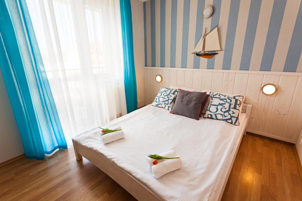 Tempat tidur dalam kamar di Apartament Słoneczny
