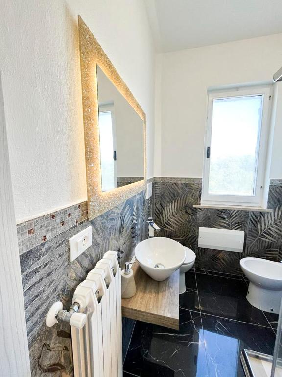 A bathroom at Le Grotte delle Meraviglie