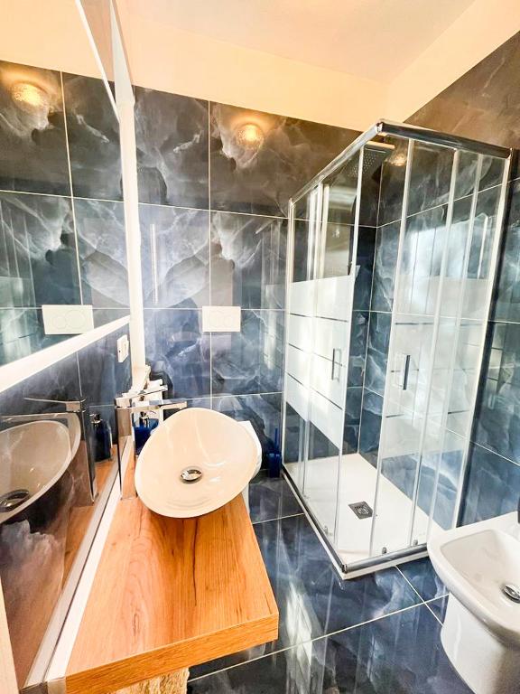 A bathroom at Le Grotte delle Meraviglie