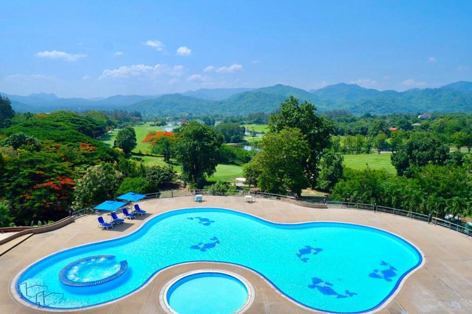 - une vue sur la piscine d'un complexe dans l'établissement Sir James Resort, à Muak Lek