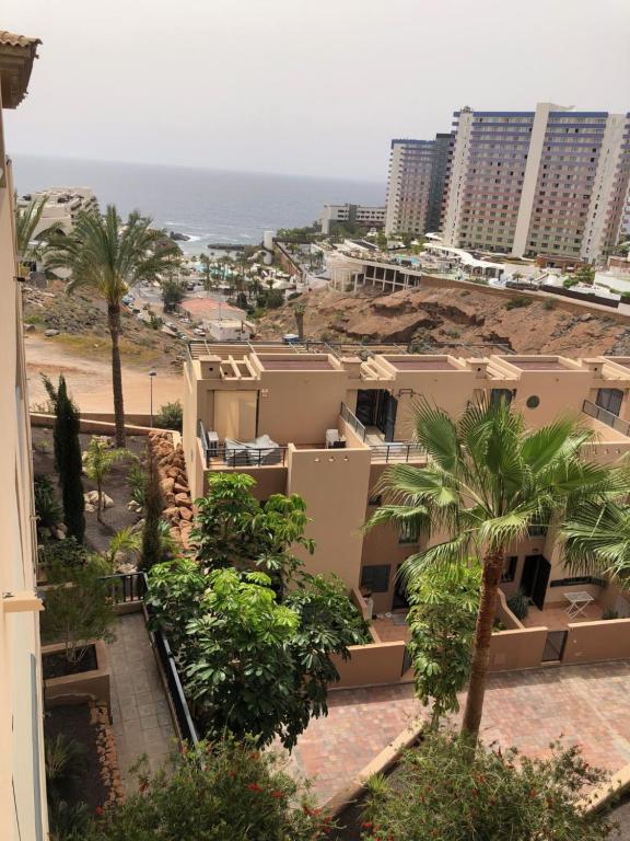 2 bedroom with parking, WiFi, views & heated pool - Two-Bedroom Apartment