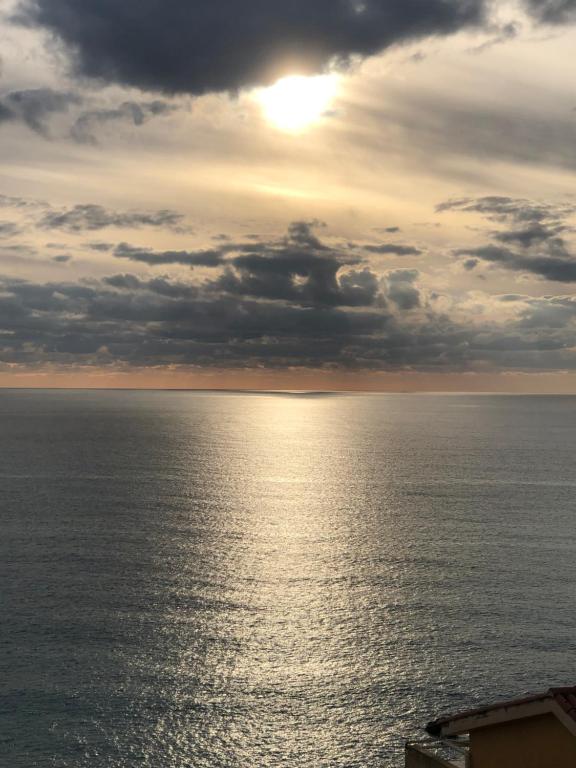 una vista del océano bajo un cielo nublado en Il Rifugio sul Mare, en Terme Luigiane