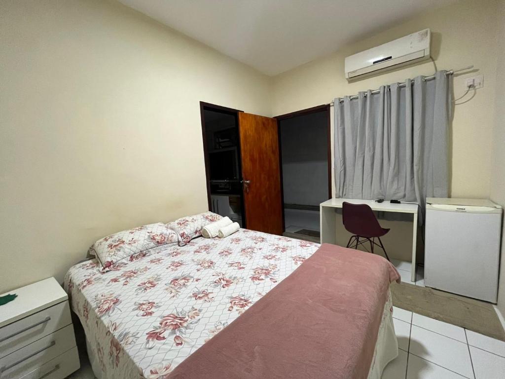 1 dormitorio con 1 cama y 1 silla en Kadosh, en São Luís