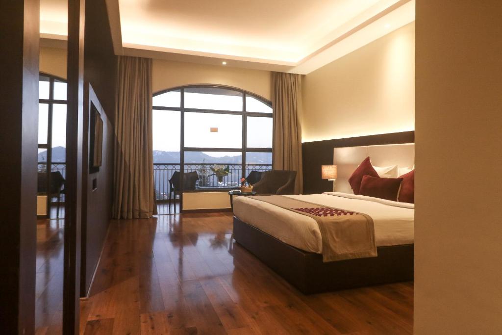 Marigold Sarovar Portico Shimla - 带客厅和私人坐着的山景套房