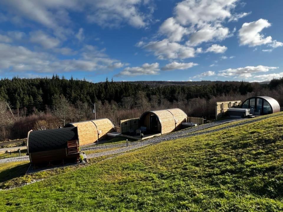 un groupe de balles de foin sur une voie ferrée dans l'établissement Highland Premier Glamping Pods, à Beauly