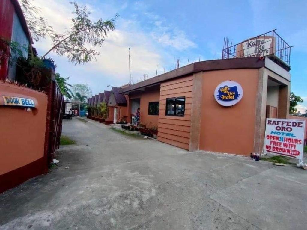 ein Gebäude mit einem Schild an der Seite in der Unterkunft RedDoorz at Kaffe De Oro Hotel Socorro Oriental Mindoro in Socorro