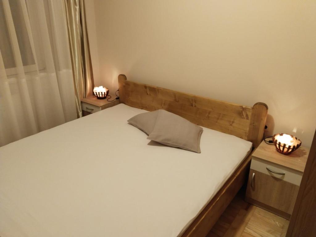 Un pat sau paturi într-o cameră la Apartman VALI1