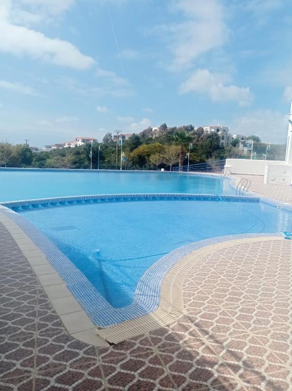 Bazén v ubytování studio avec piscine et wifi à cabonegro nebo v jeho okolí