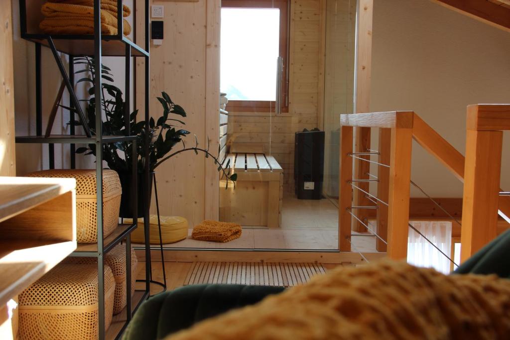 מיטה או מיטות קומותיים בחדר ב-Königin der Alpen