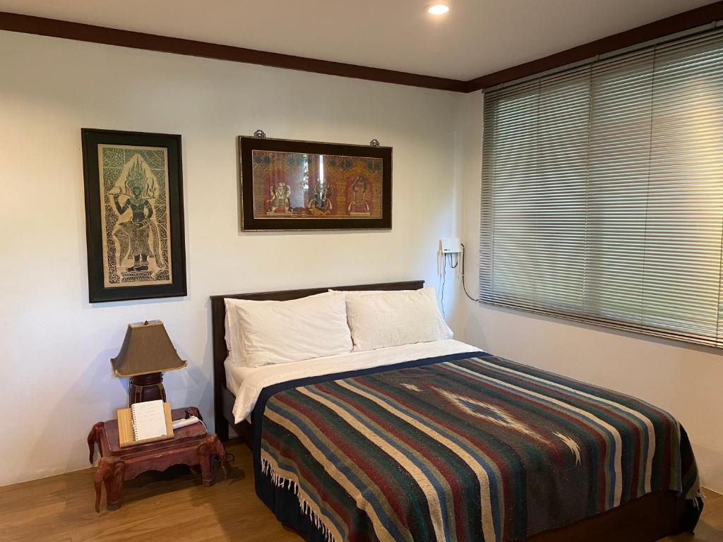 - une chambre avec un lit et une fenêtre dans l'établissement Cozycomo Bangkok, à Bangkok