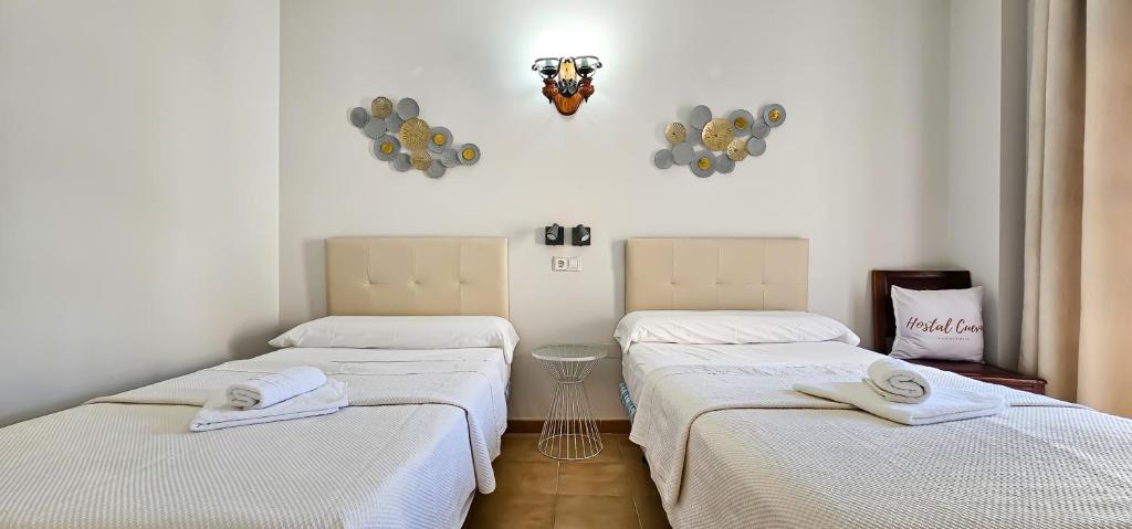 Postel nebo postele na pokoji v ubytování Hostal Cuevas