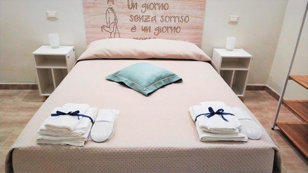 A bed or beds in a room at Dimora Sorriso