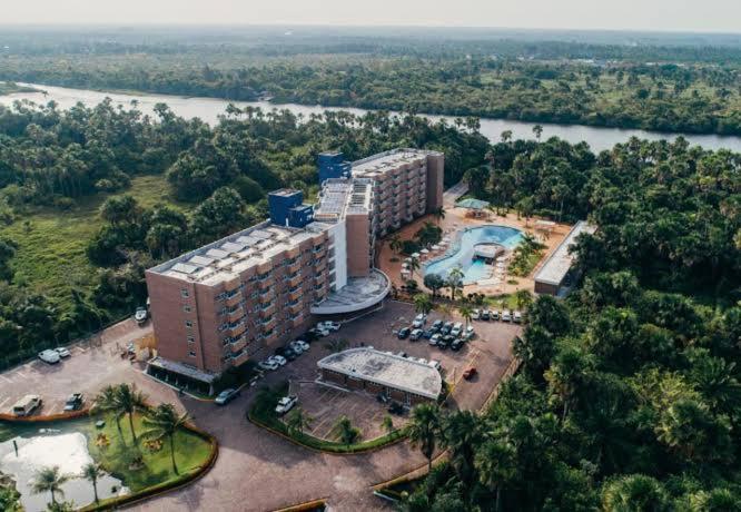 an overhead view of a large building with a pool at Apartamento em Resort in Barreirinhas