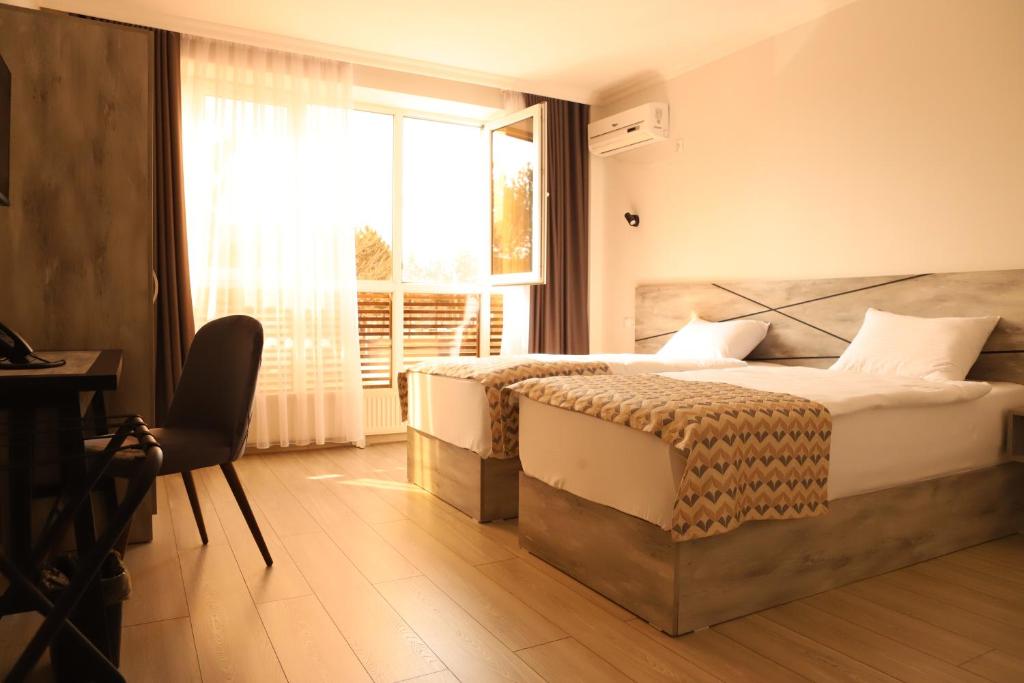 Postel nebo postele na pokoji v ubytování Aventus Hotel