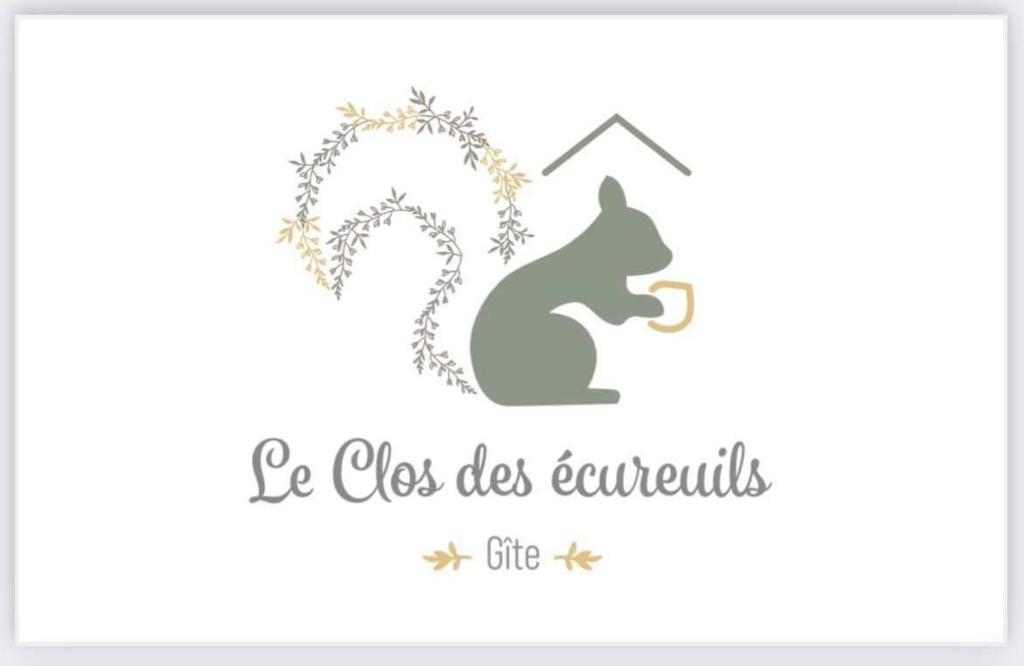 ein Eichhörnchen mit einer Tasse Kaffee in der Unterkunft Le Clos des écureuils in Audrieu