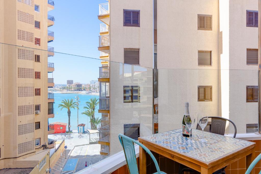 トレビエハにあるBergantin Sea View Apartmentの海の景色を望むバルコニー(テーブル付)