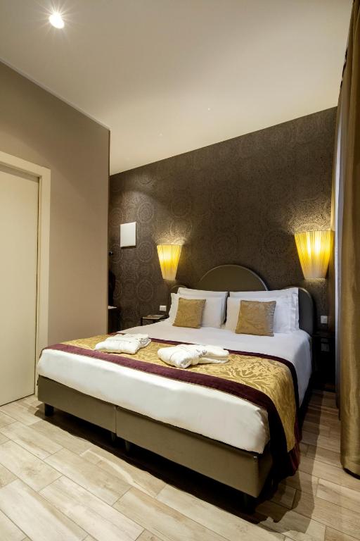 a bedroom with a large bed in a room at Alle Guglie Boutique Hotel in Venice