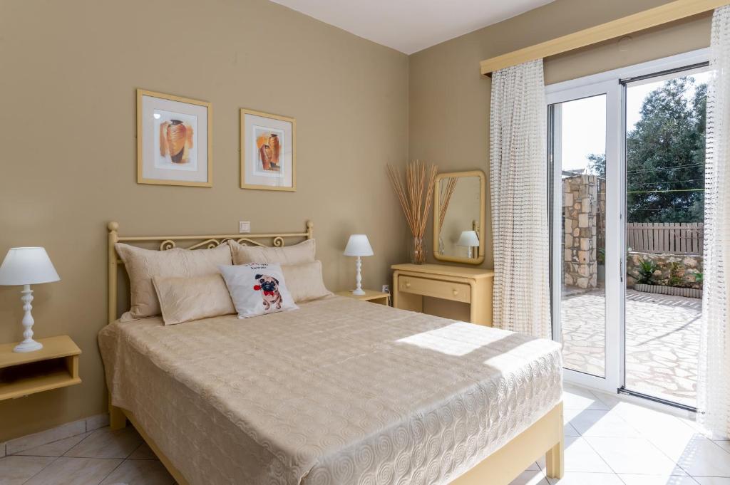 1 dormitorio con 1 cama y puerta corredera de cristal en Nikos & Vassilis apartments Kefalonia, en Vlachata