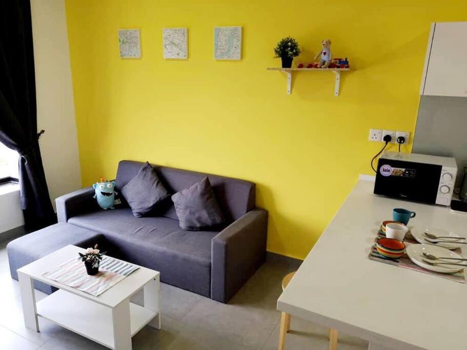sala de estar con sofá y mesa en KA701-One Bedroom Apartment- Wifi -Netflix -Parking - Pool, 1002, en Cyberjaya