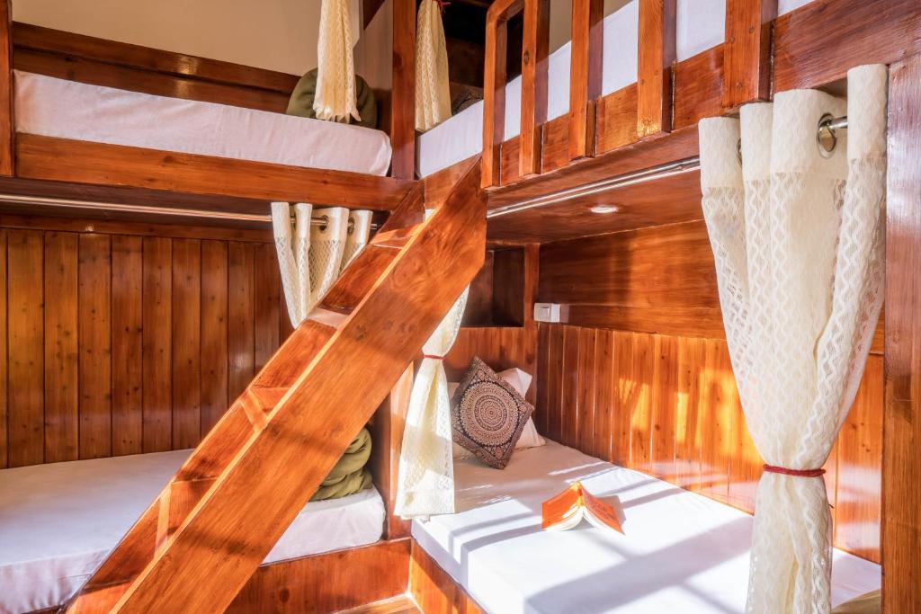 Postel nebo postele na pokoji v ubytování Rainbow Hostelier