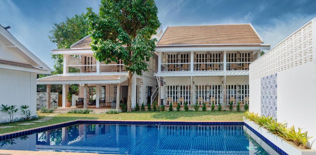 dom z basenem przed nim w obiekcie Chic stay HANA Boutique hotel w mieście Luang Prabang