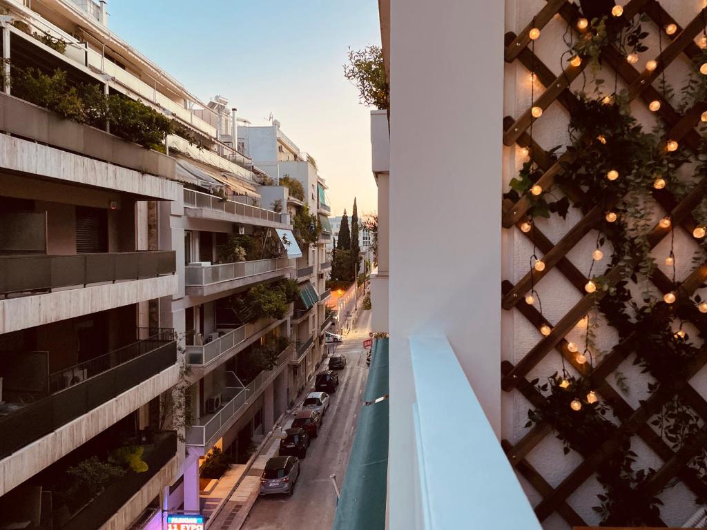 雅典的住宿－2 BedRoom Apt - Live Like a Local in Kolonaki，从大楼的阳台上可欣赏到风景
