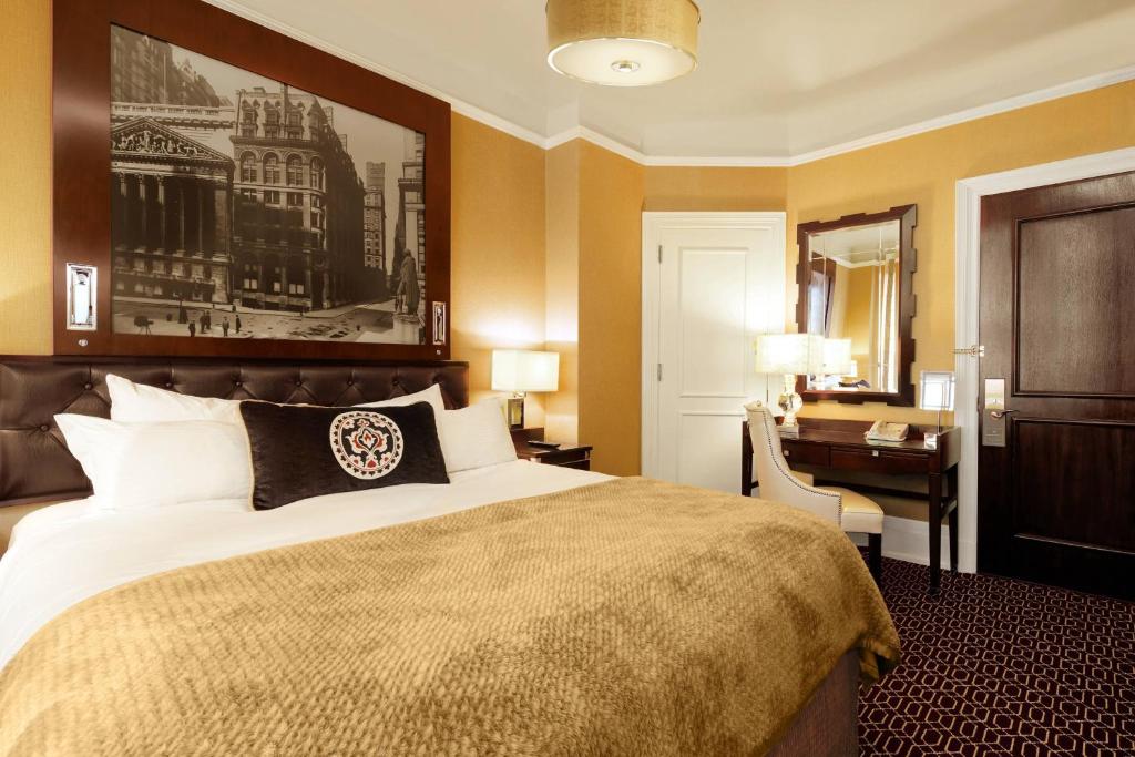 Postel nebo postele na pokoji v ubytování The Algonquin Hotel Times Square, Autograph Collection