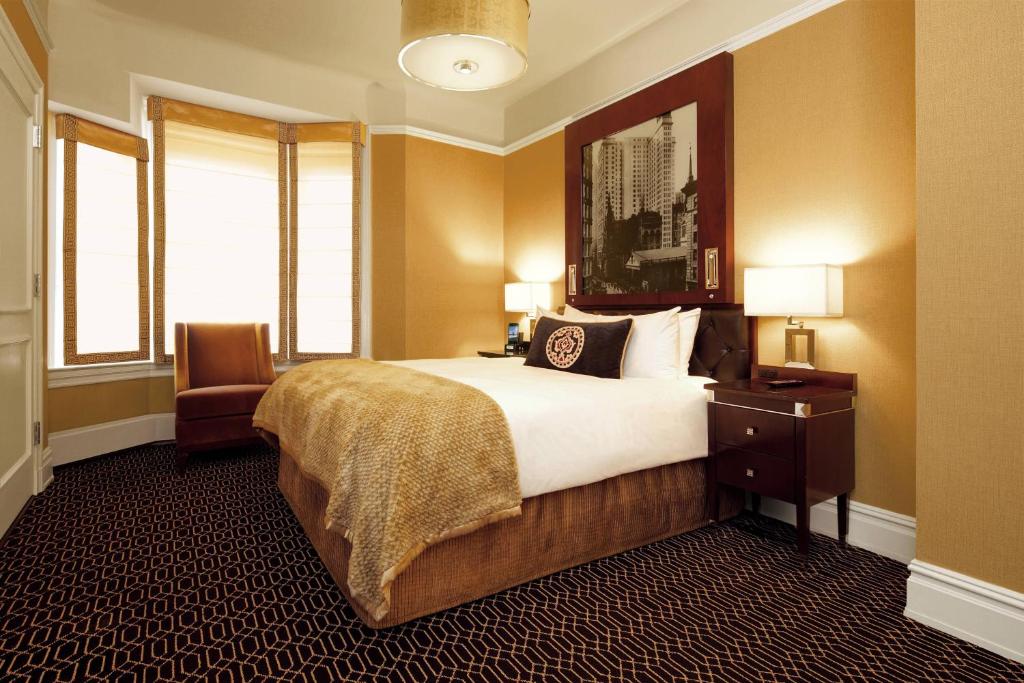 Postel nebo postele na pokoji v ubytování The Algonquin Hotel Times Square, Autograph Collection