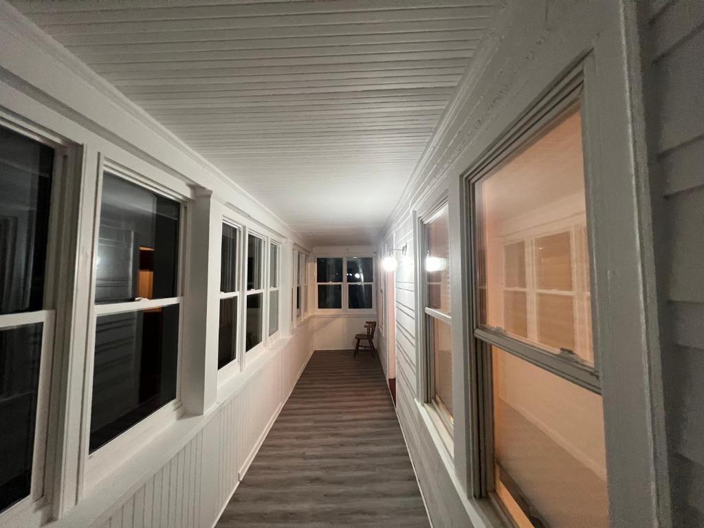 - un couloir d'une maison avec des fenêtres et un escalier dans l'établissement A new Renovated cozy three Bedrooms APT, à Pawtucket
