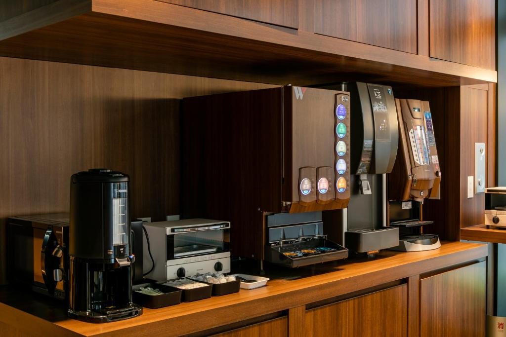 Příslušenství pro přípravu čaje a kávy v ubytování Hotel Wing International Shimbashi Onarimon