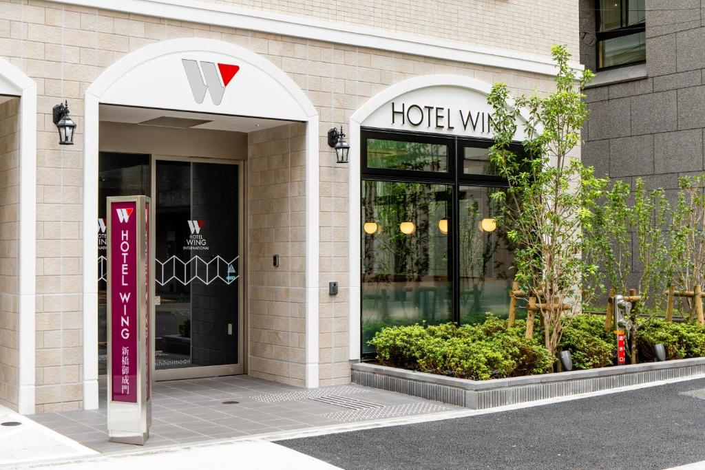 Hotel Wing International Shimbashi Onarimon في طوكيو: محل امام الفندق عليه لافته