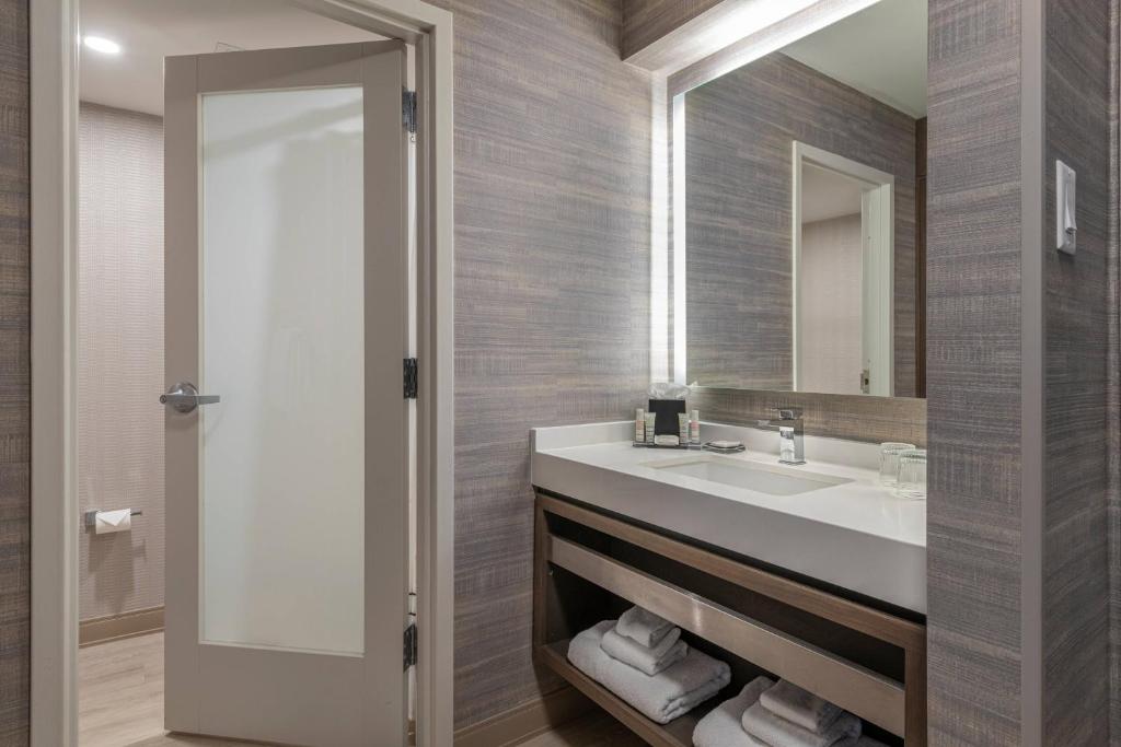 Wichita Marriott - King Or Two Double Beds - Concierge Level
