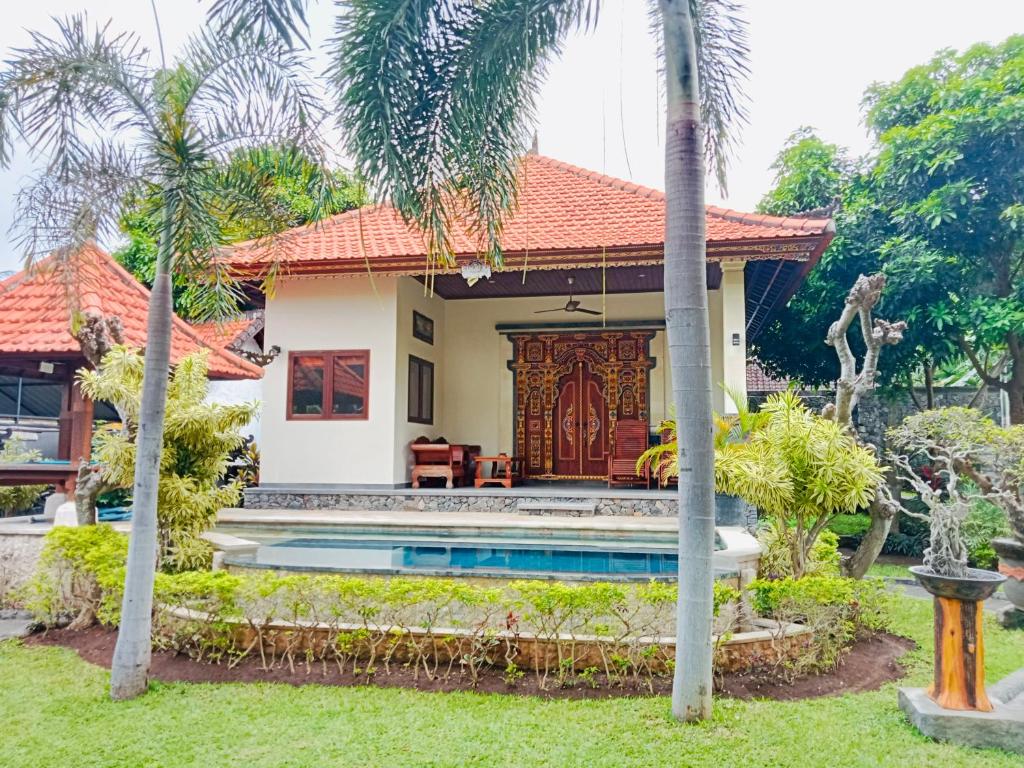 eine Villa mit einem Pool und einem Haus in der Unterkunft Di Abian Villas in Amed